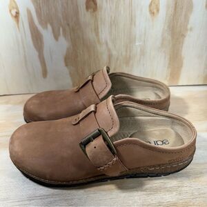 Earth Tan Clogs Women’s Size 7.5